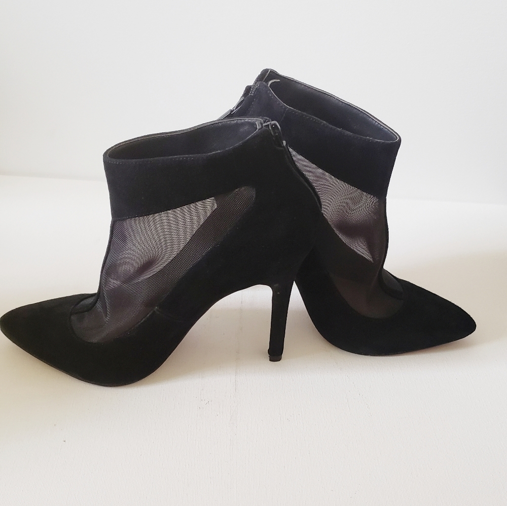POUR LA VICTOIRE black suede heels size  6